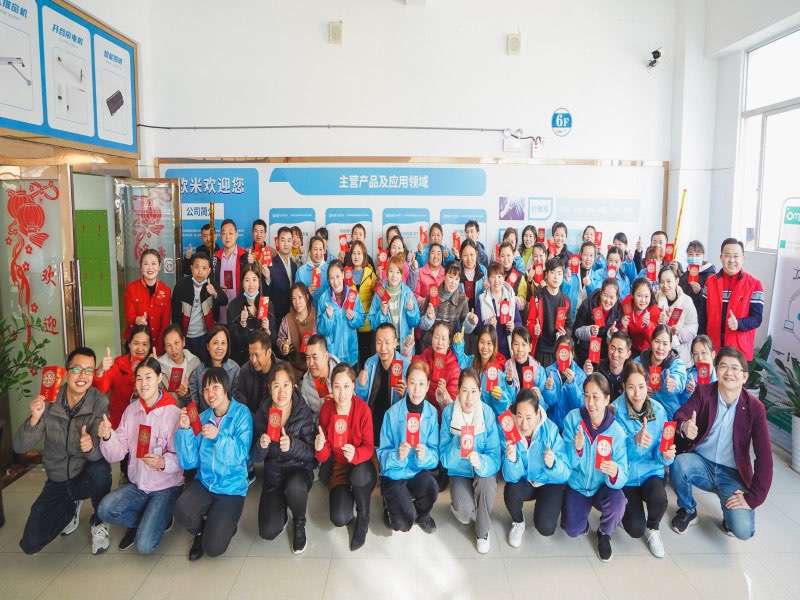 在新的一年；歐米祝大家“兔”飛猛進(jìn),“兔”然發(fā)財(cái)！